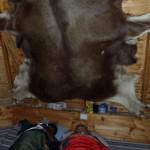 Nirina und Elina unter dem Elchfell S11Bl