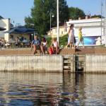 Wanderruderer an der Uferkante von Puumala S11Bl