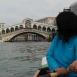 Ruderboot vor der Rialto Bruecke Venedig 2013