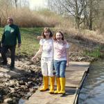 MdB Andrea Wicklein mit Ruderern des RC KST am provisorischen Steg 2013