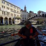 Ruderer  vor der Rialto Bruecke 2017