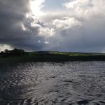 gruene Huegel und Regenwolken Irland 2019