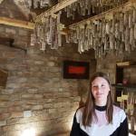 Vegetarierin beim Salamieinkauf Po 2019