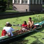 Ruderboote gefangen in der Schleuse P09