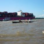 E-Boot vor dem Containerfrachter 2021