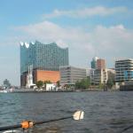 Ruderboot vor der Elbphilharmonie 2021