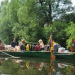 voll beladene Boote auf der Elde 2021