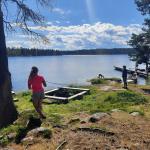 Ruderboote vertäuen an einer Insel im Inari 2022