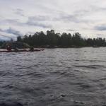 Ruderboote vor Felsen Inari 2022