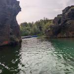 Ruderboot zwischen Lavasäulen Island 2022