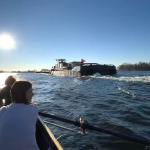 Ruderboot und Frachter Havel Brandenburg Maerz 2022