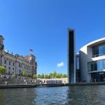 Reichstagsgebäude 2023 vom Ruderboot aus