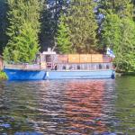 Rundfahrtsschiff am Kloster Valamo