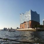 Berlin-Hamburg-2024_Elbphilharmonie_mit_Boot
