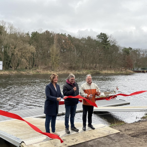 Rotes Band bei der Stegeinweihung