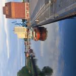 Sicht auf die Peene, den Campingplatz und den Steg des Ruderklub Anklam e.V.