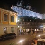 Einsamer Eisesser vor dem Kloster Melk