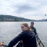 Ruderboot unter der Seilbahn in Koblenz