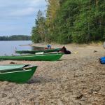 Hietasaari Biwakplatz Ruderboote am Strand