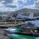 Ruderboote parken neben Wasserflugzeug
