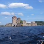 Umrundung der Burg Olavlinna mit Ruderbooten