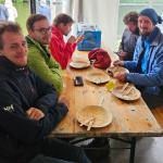 Am Ziel, einige ziemlich fertig, andere noch frisch nach 18 Stunden rudern
