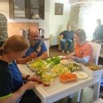 Ruderer schnippeln für das Abendessen