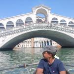 Ruderboot vor der Rialto Brücke