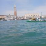 Ruderboot vor dem Markusplatz in Venedig