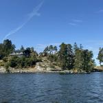 Ruderboot vor Insel