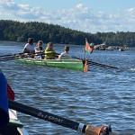 Ruderboot vor einer Klippe