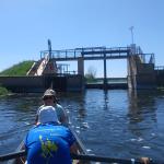 Boot unterhalb des Wehres/der Schleuse