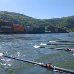 Containerfrachter neben dem Ruderboot