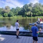Trainermotorboot am Steg