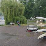 Mit Regenschirm am Ruderboot