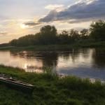 Ruderboot am Ufer der Warthe in Stary Zatom